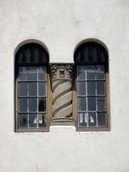 Detalle de ventana con columna salomónica