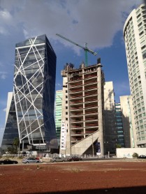 Aura Corporativo, al lado la torre Cube 2 en construcción (2012)